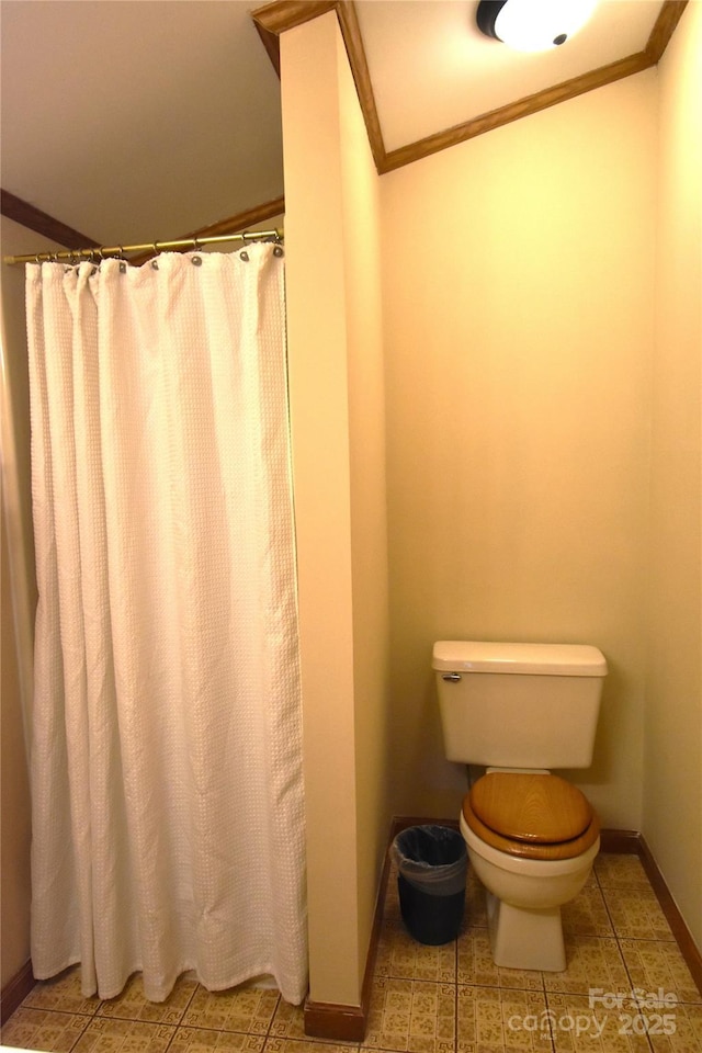 full bath with crown molding, baseboards, a shower with curtain, and toilet