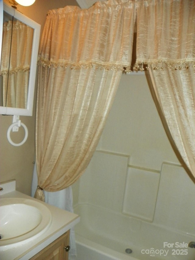 bathroom with washtub / shower combination and vanity