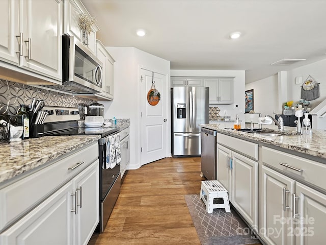 479 Daniel Dr, Lexington, NC 27295 - kitchen featuring tasteful backsplash, a sink, appliances with stainless steel finishes, recessed lighting, and wood finished floors