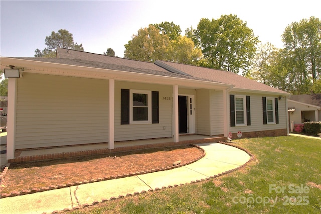 7428 Beaufort Cir, Charlotte, NC 28227 - ranch-style house featuring a shingled roof, a porch, and a front lawn