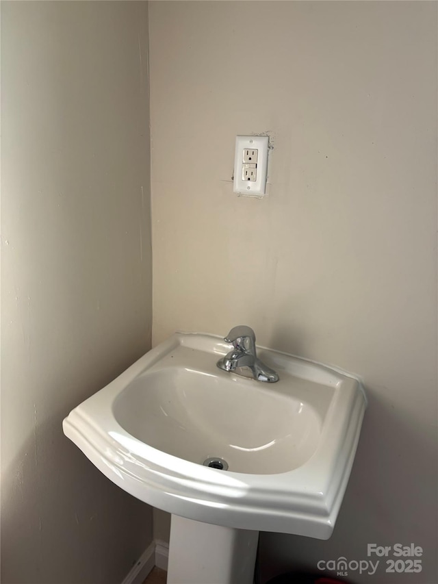 bathroom featuring a sink