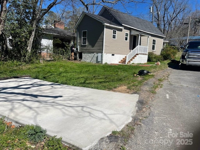 view of front of property with a front lawn and aphalt driveway