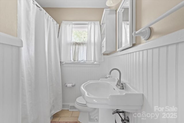 full bathroom featuring tile patterned floors, a sink, a shower with shower curtain, and toilet