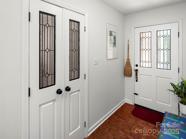 foyer entrance featuring baseboards