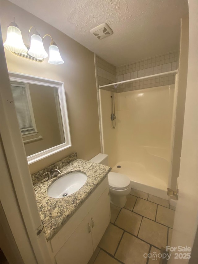 full bath featuring tile patterned floors, a textured ceiling, toilet, a shower stall, and visible vents