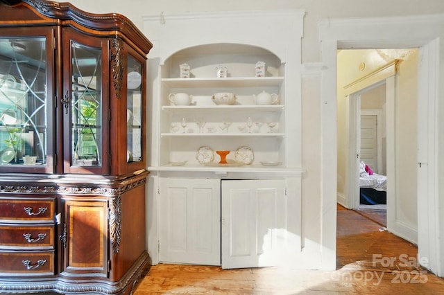 247 W Park Ave, Charlotte, NC 28203 - bar featuring built in shelves and light wood finished floors