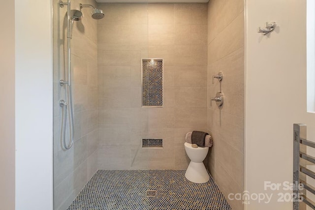 bathroom featuring a tile shower