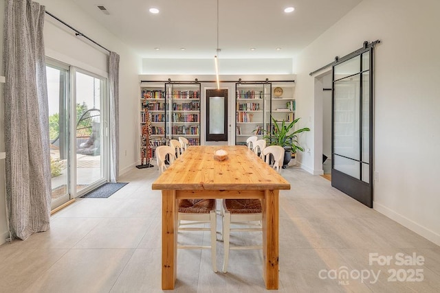 dining space featuring recessed lighting, baseboards, visible vents, and a barn door