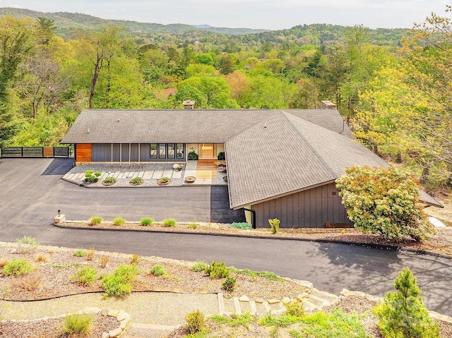 bird's eye view featuring a wooded view