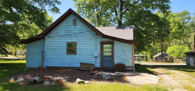 back of house featuring a lawn