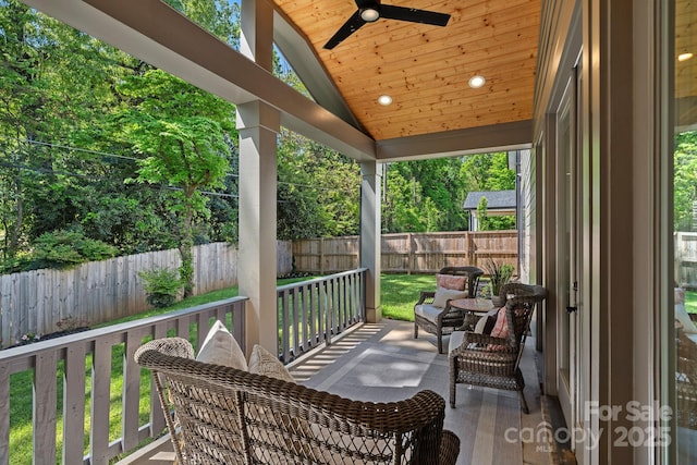 sunroom / solarium featuring a ceiling fan