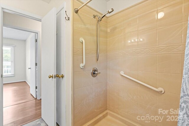 1504 Andicot Ln, Shelby, NC 28152 - full bath with tiled shower and wood finished floors