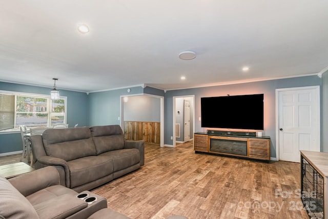 living room with light wood finished floors, baseboards, recessed lighting, and crown molding