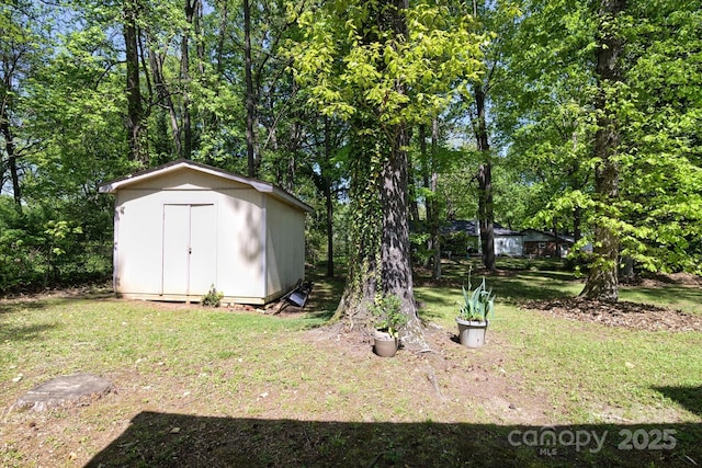view of yard featuring a shed and an outdoor structure