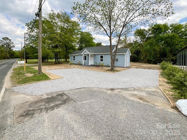 view of front facade with gravel driveway