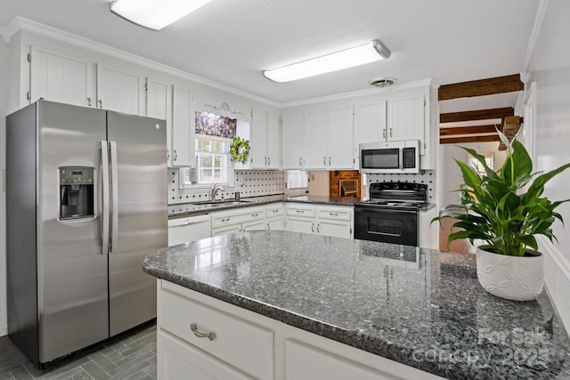 kitchen with white cabinets, visible vents, decorative backsplash, stainless steel appliances, and a sink