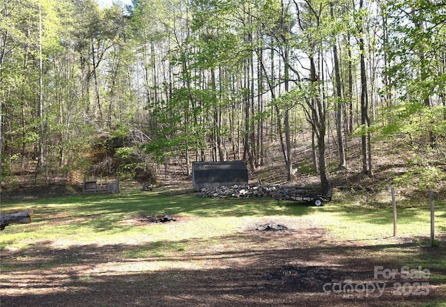 view of yard featuring an outbuilding