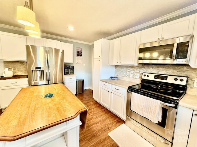 kitchen featuring stainless steel appliances, light wood-style flooring, white cabinets, and ornamental molding
