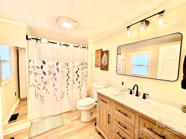 full bath featuring a shower with shower curtain, ornamental molding, toilet, visible vents, and wood finished floors