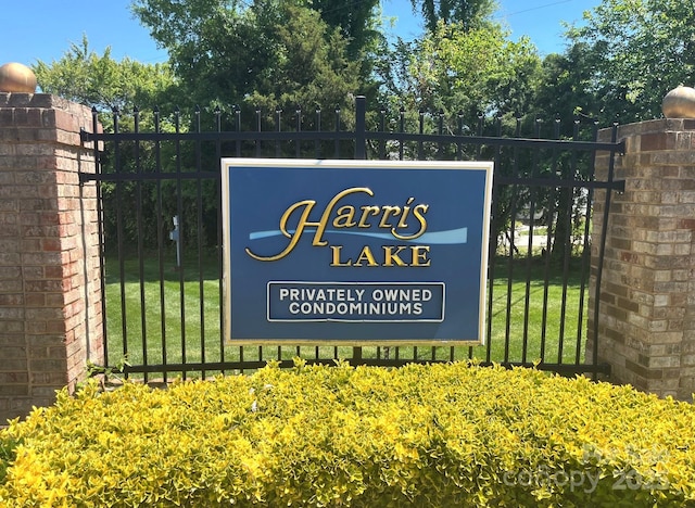 5810 Harris Grove Ln, Charlotte, NC 28212 - community sign with a lawn and fence
