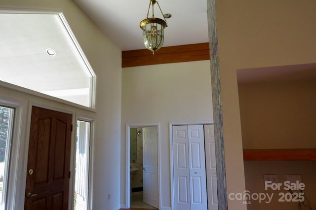 foyer with a chandelier and baseboards