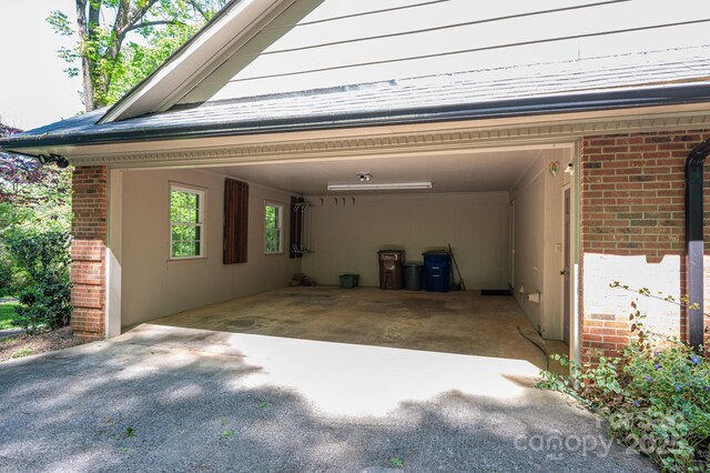 1058 General Hoke Dr, Lincolnton, NC 28092 - garage with driveway