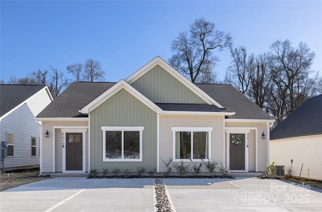 view of front facade featuring a shingled roof