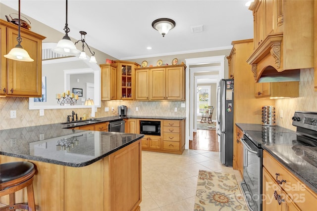 kitchen featuring a sink, tasteful backsplash, glass insert cabinets, a breakfast bar, and appliances with stainless steel finishes