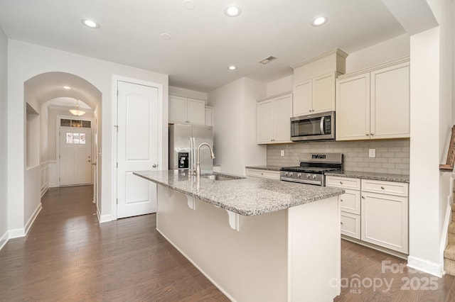 5684 Garrow Glen Rd Unit 96, Charlotte, NC 28278 - kitchen featuring a kitchen island with sink, stainless steel appliances, dark wood-style flooring, a sink, and visible vents