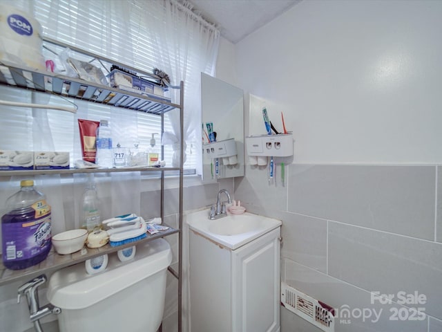 6820 Elm Forest Dr, Charlotte, NC 28212 - half bath with toilet, vanity, visible vents, and tile walls