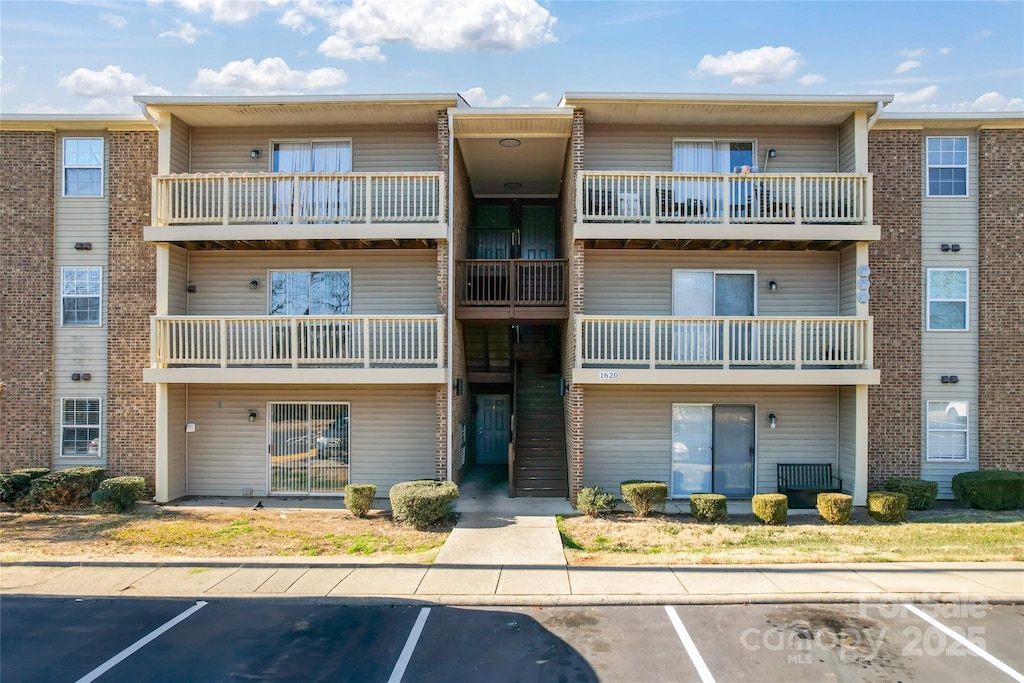 1620F Arlyn Cir, Charlotte, NC 28213 - view of building exterior with uncovered parking