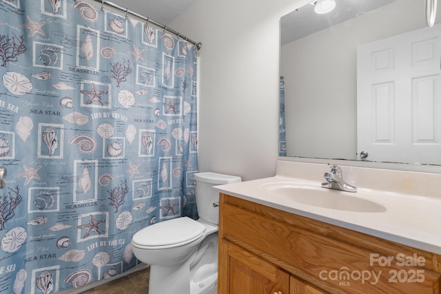 full bathroom featuring toilet, a shower with curtain, and vanity