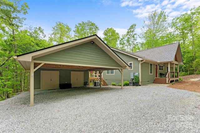 view of front facade featuring gravel driveway, a shingled roof, crawl space, and central AC