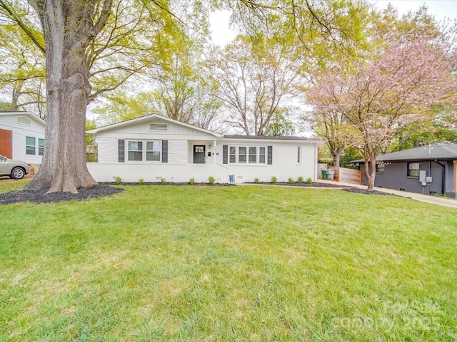 ranch-style house featuring a front lawn