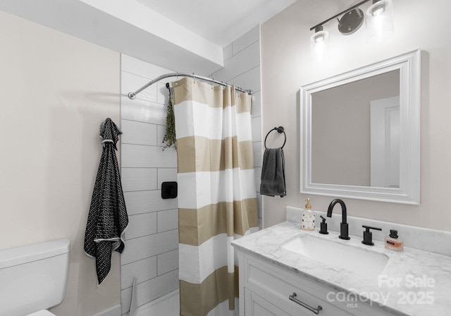 bathroom with a shower with curtain, vanity, and toilet