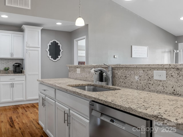 218 Little Man Dr, Boiling Springs, SC 29316 - kitchen featuring tasteful backsplash, visible vents, a sink, vaulted ceiling, and stainless steel dishwasher