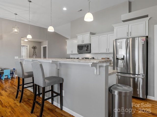 218 Little Man Dr, Boiling Springs, SC 29316 - kitchen featuring tasteful backsplash, white cabinets, visible vents, a breakfast bar area, and appliances with stainless steel finishes