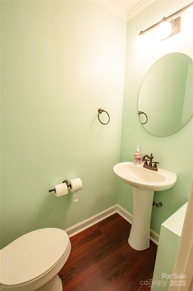 2540 Heritage Cir, Statesville, NC 28625 - bathroom featuring wood finished floors, crown molding, toilet, and baseboards