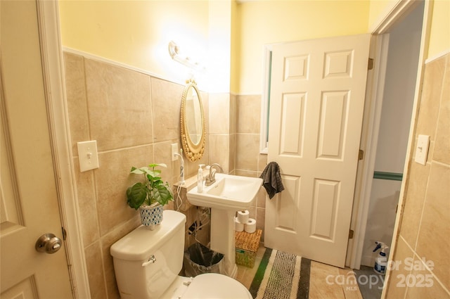 2540 Heritage Cir, Statesville, NC 28625 - half bath featuring tile walls and toilet