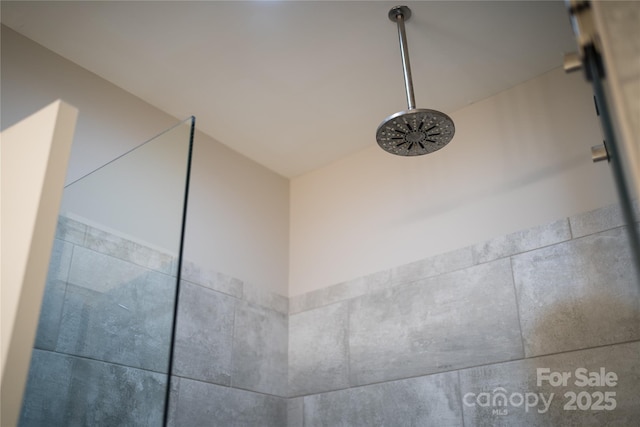 details featuring a tile shower