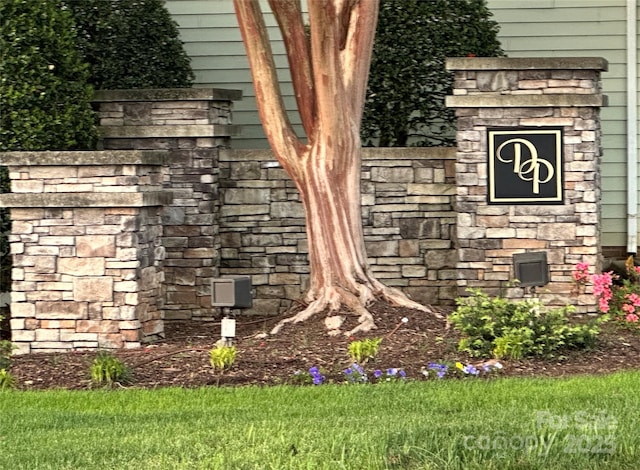 details featuring stone siding