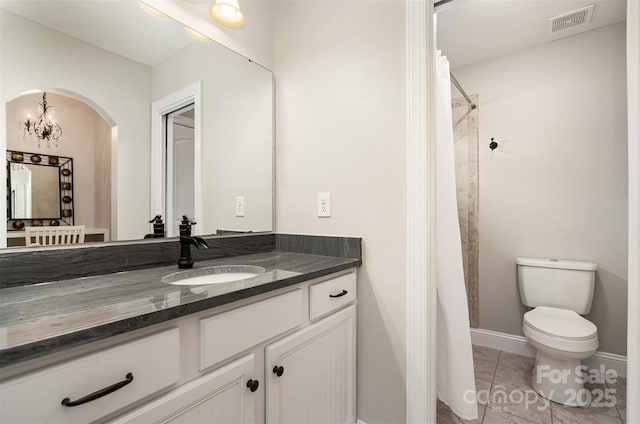 full bath with toilet, baseboards, visible vents, a shower with shower curtain, and vanity