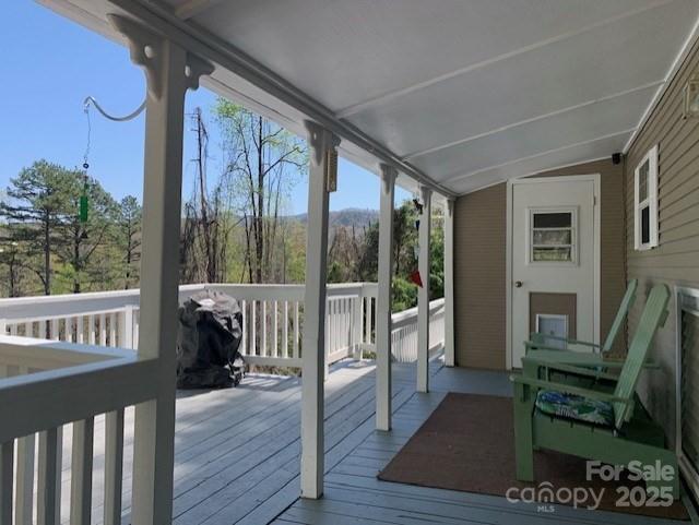 unfurnished sunroom with a healthy amount of sunlight