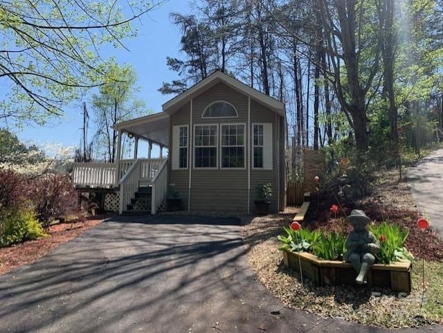 view of front of home featuring covered porch and driveway