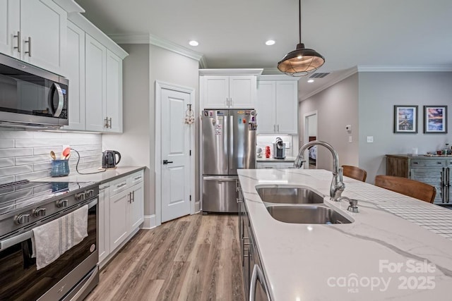 4594 N Wynswept Dr, Maiden, NC 28650 - kitchen featuring crown molding, a sink, light wood-style floors, stainless steel appliances, and recessed lighting