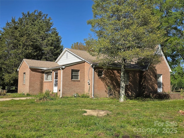 view of front of house featuring a front yard and brick siding