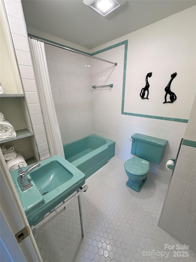 219 Flat Creek Rd, Black Mountain, NC 28711 - bathroom featuring tile patterned floors, shower / tub combo with curtain, toilet, visible vents, and tile walls