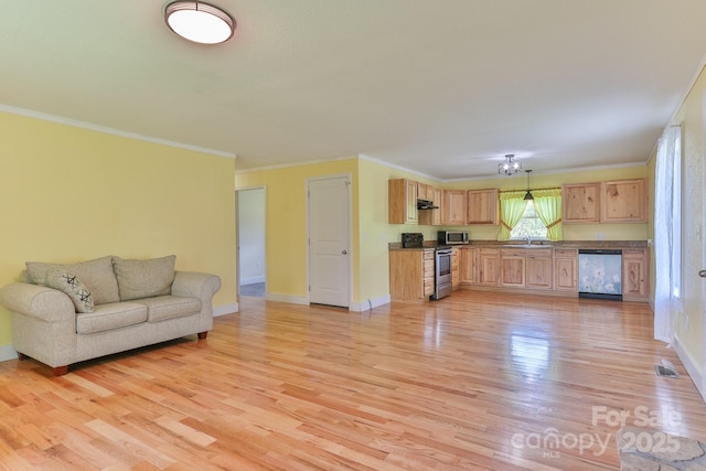 963 Kenham Pl SW, Lenoir, NC 28645 - living area with crown molding, visible vents, baseboards, and light wood-style floors