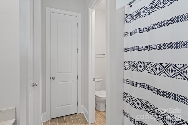 1390 Cedardale Ln, Denver, NC 28037 - full bathroom featuring wood tiled floors, toilet, baseboards, and curtained shower