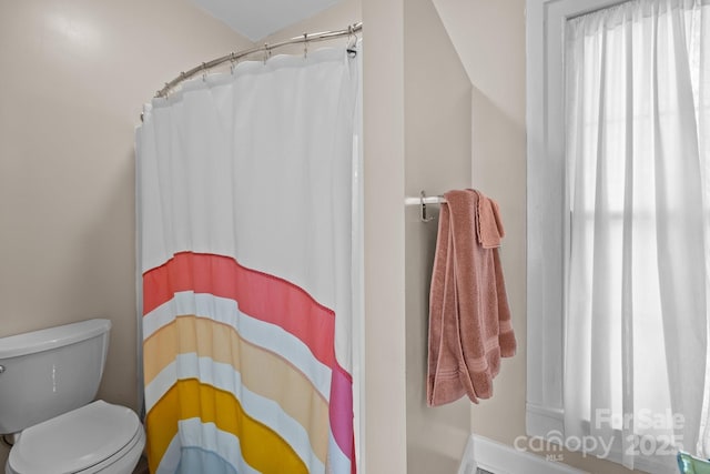 full bath featuring curtained shower and toilet